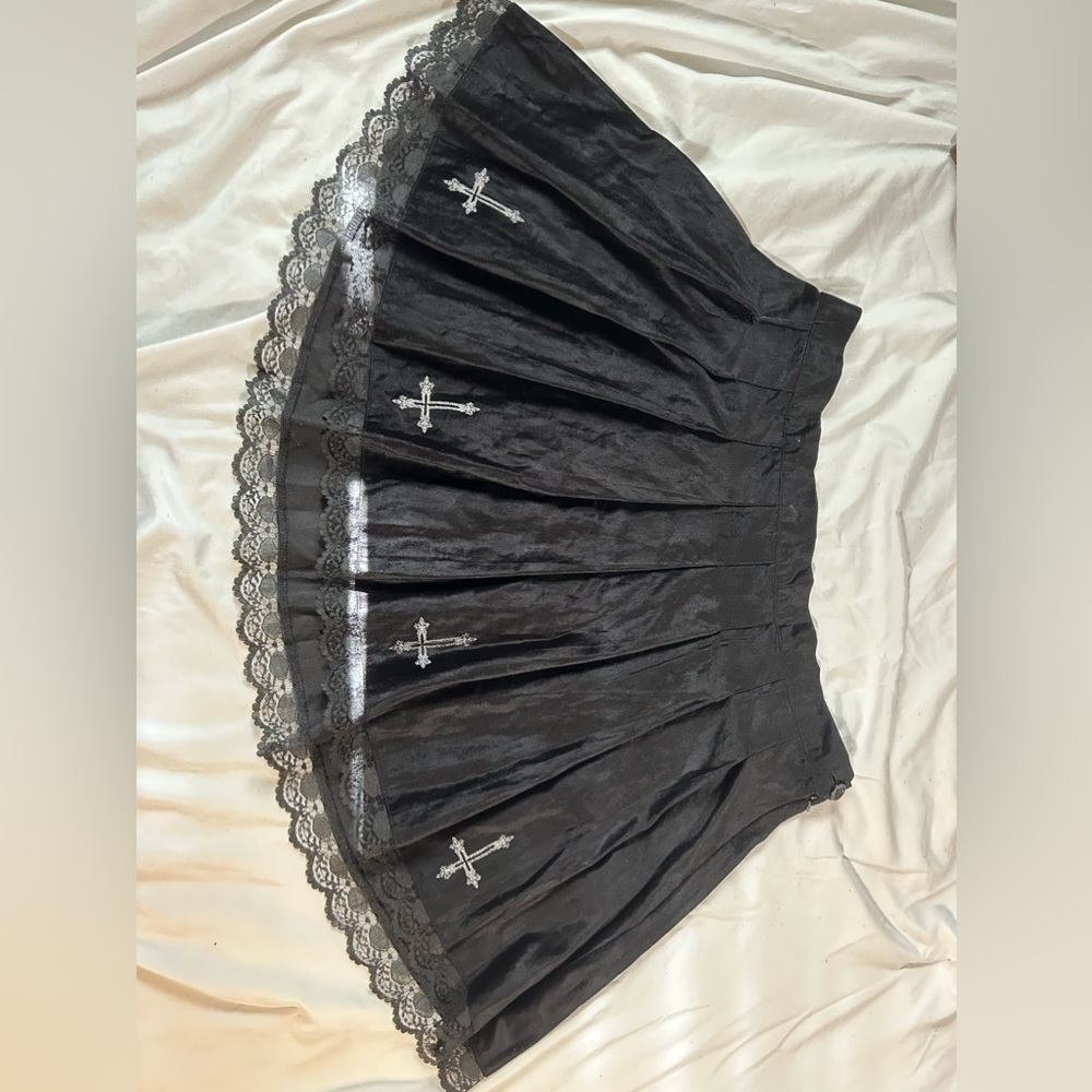 Worn a few times. The brand is widow by dolls kill. Size 2x.